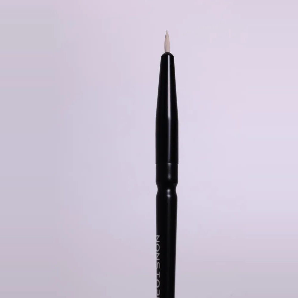 Кисть для подводки "Petal Precision Liner Brush" — фото 5