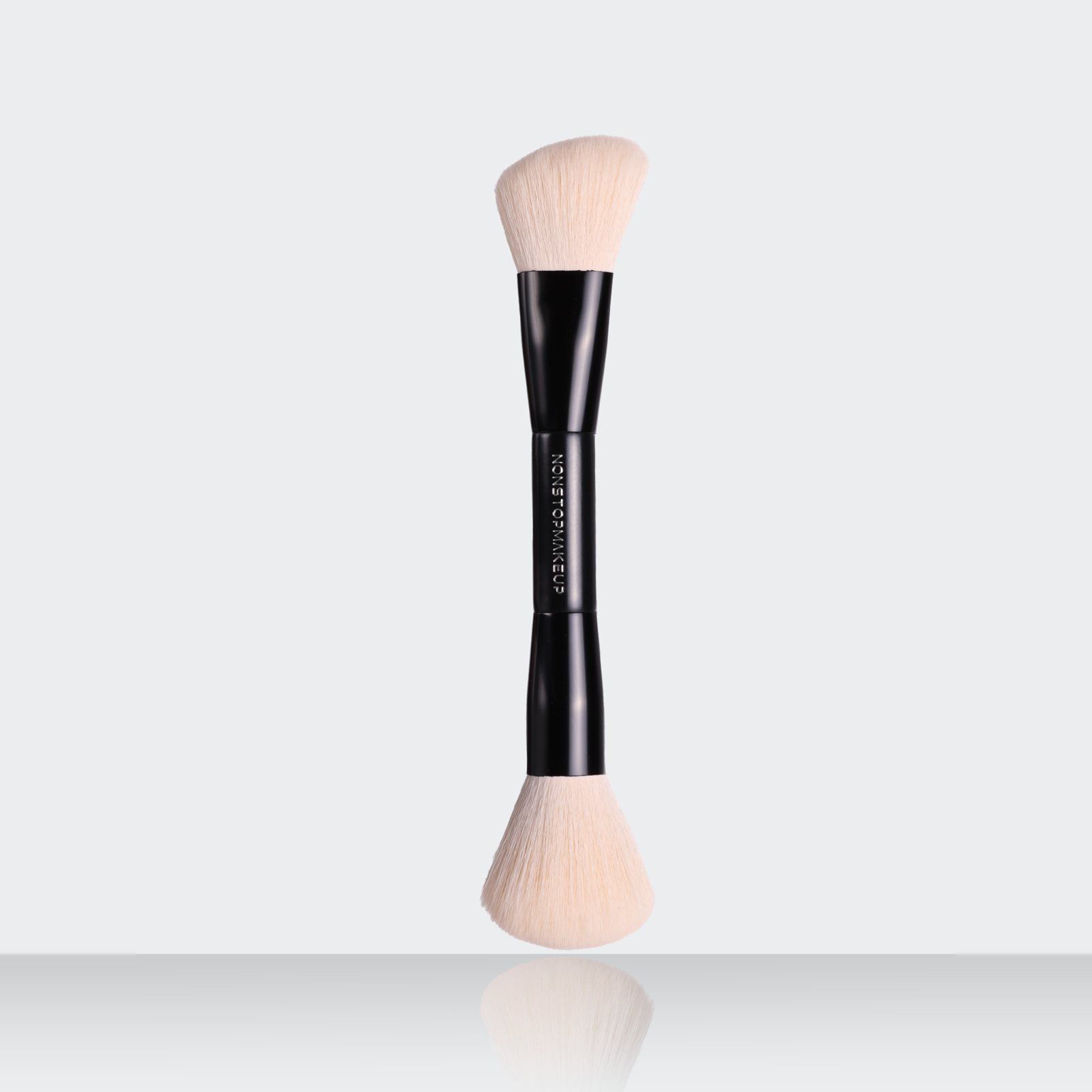 Двусторонняя кисть для румян и контуринга "Sculpt & Glow Blush Brush"